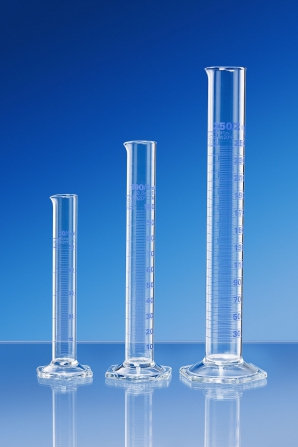 Mérőhenger, hatszögletű üvegtalppal, kiöntővel, kék osztással, A jelű, Technosklo